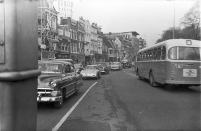 825443 Gezicht op het Vredenburg te Utrecht, uit het zuidwesten, met links de bebouwing aan de noordelijke pleinwand.